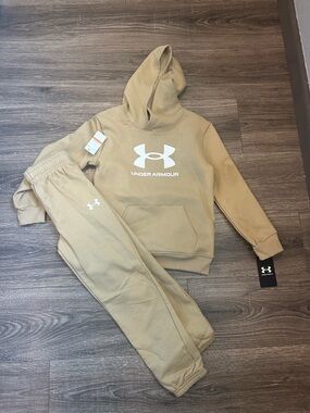 NWT’s Under Armour Kids 7 Tan Hoodie & Jogger Set - Logo Front